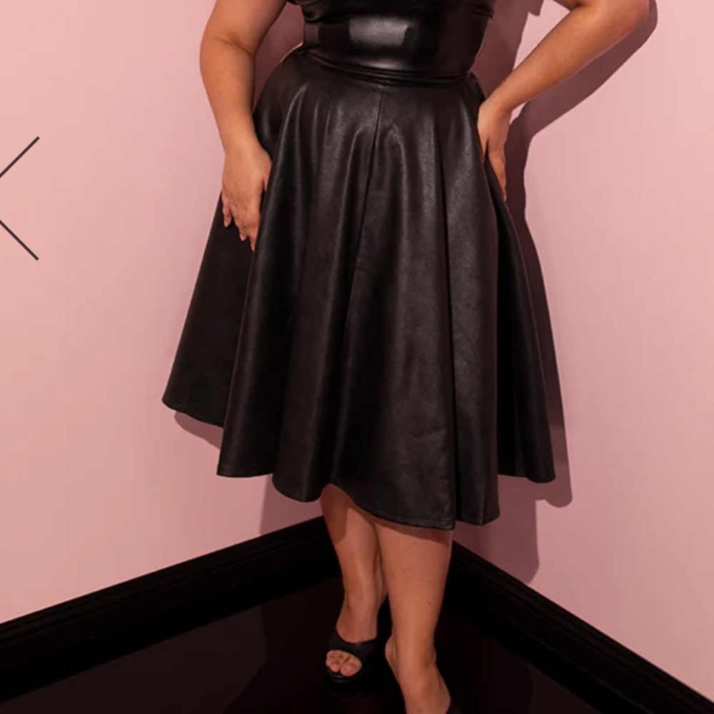 BAD GIRL CIRCLE SKIRT IN VEGAN LEATHER - VIXEN BY MICHELINE PITT - Picture 2 of 9